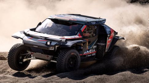 El Dacia de Nasser en acción durante la especial del Rally Dakar. El Dacia de Nasser en acción durante la especial del Rally Dakar.