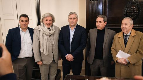 Gustavo Perret, José Luis Ramón y Germán Gómez, junto a Jorge Difonso y Edgardo Civit Evans. Estos dos últimos aportarían votos mañana. Gustavo Perret, José Luis Ramón y Germán Gómez, junto a Jorge Difonso y Edgardo Civit Evans. Estos dos últimos aportarían votos mañana.