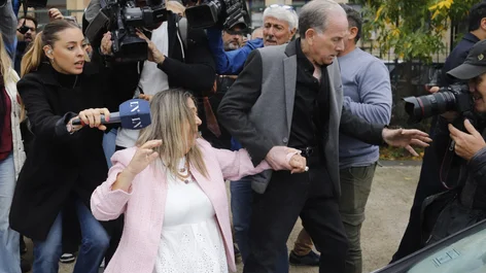 La escribana de Adorni saliendo de declarar y esquivando a la prensa. La escribana de Adorni saliendo de declarar y esquivando a la prensa.