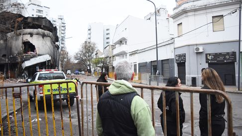 este lunes van a demoler el deposito incendiado en el centro este lunes van a demoler el deposito incendiado en el centro