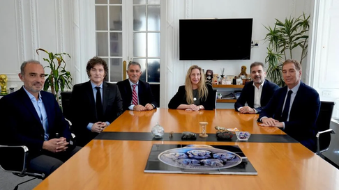 Javier Milei con Cristian Ritondo y Diego Santilli que fueron partes de la cena. Javier Milei con Cristian Ritondo y Diego Santilli que fueron partes de la cena.