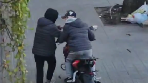 grabo el robo de su moto a plena luz del dia en la plata grabo el robo de su moto a plena luz del dia en la plata