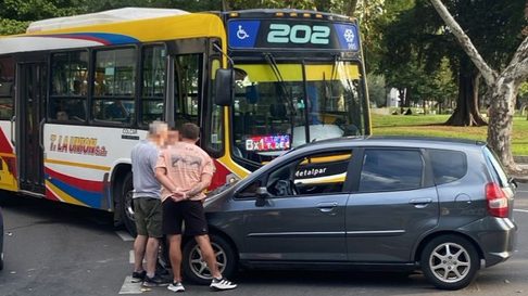 se registro un choque entre un micro y un auto en la plata se registro un choque entre un micro y un auto en la plata