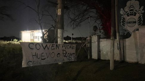 Hinchas de Gimnasia colgaron banderas contra Mariano Cowen Hinchas de Gimnasia colgaron banderas contra Mariano Cowen