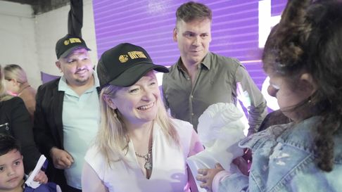 El Editor Mendoza confirmó la promesa de bolsones de mercadería, micros y punteros en el acto libertario en Guaymallén. El Editor Mendoza confirmó la promesa de bolsones de mercadería, micros y punteros en el acto libertario en Guaymallén.