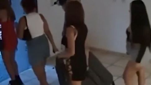 Cinco viudas negras y luego desvalijaron a un turista francés Cinco viudas negras y luego desvalijaron a un turista francés