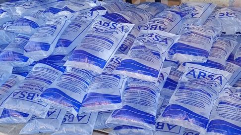 absa comenzo a entregar sachets de agua en villa castells absa comenzo a entregar sachets de agua en villa castells