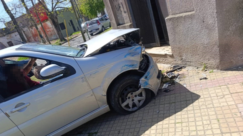 la plata: un auto se incrusto contra una casa tras un choque la plata: un auto se incrusto contra una casa tras un choque