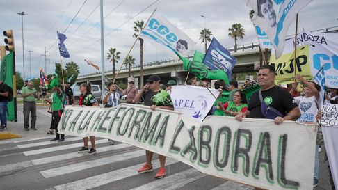 Postal de la protesta gremial en el nudo vial de Mendoza contra la reforma laboral encarada por Javier Milei. Postal de la protesta gremial en el nudo vial de Mendoza contra la reforma laboral encarada por Javier Milei.