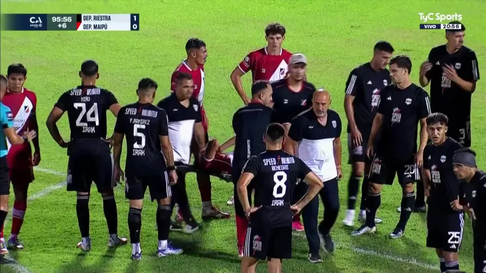 La dura lesión de Juan Arno, futbolista del Deportivo Maipú. La dura lesión de Juan Arno, futbolista del Deportivo Maipú.