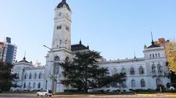El intendente de La Plata Julio Alak mueve el tablero de los funcionarios. El intendente de La Plata Julio Alak mueve el tablero de los funcionarios.