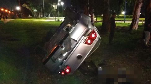 El auto terminó volcado y uno de sus ocupantes sobre el asfalto El auto terminó volcado y uno de sus ocupantes sobre el asfalto