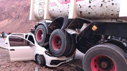 El auto involucrado en el accidente en ruta 7 quedó debajo del camión