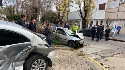 brutal choque termino con un auto en la vereda y dos heridos brutal choque termino con un auto en la vereda y dos heridos