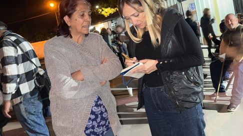 La senadora nacional Anabel Fernández Sagasti en una recorrida por Las Heras. La senadora nacional Anabel Fernández Sagasti en una recorrida por Las Heras.