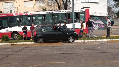 la plata: quiso esquivar un auto y termino chocando contra un poste la plata: quiso esquivar un auto y termino chocando contra un poste