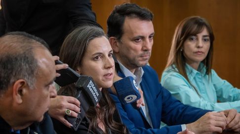 Una niña de 14 años asistió armada a la escuela y se atrincheró durante cinco horas. Una niña de 14 años asistió armada a la escuela y se atrincheró durante cinco horas.