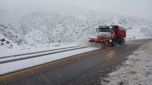 Las máquinas de Vialidad Nacional trabajan en las rutas. Las máquinas de Vialidad Nacional trabajan en las rutas.