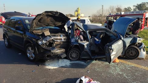 Tres personas quedaron atrapadas por un violento choque en Ruta 2 Tres personas quedaron atrapadas por un violento choque en Ruta 2