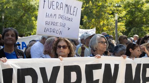 Jubilados claman contra el ajuste de Milei en las calles desde febrero del 2024. Jubilados claman contra el ajuste de Milei en las calles desde febrero del 2024.