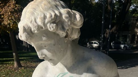 vandalizaron estatua de la plaza italia y seran juzgados por un jurado vecinal vandalizaron estatua de la plaza italia y seran juzgados por un jurado vecinal