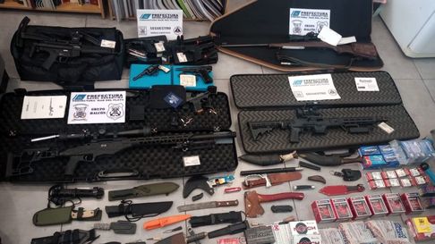 Armas y municiones secuestradas durante la investigación de la organización que ingresaba inmigrantes de forma ilegal a Argentina. Armas y municiones secuestradas durante la investigación de la organización que ingresaba inmigrantes de forma ilegal a Argentina.