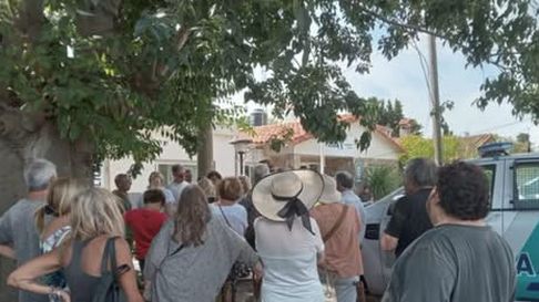 gonnet, en jaque por el delito: vecinos protestaron frente a la comisaria gonnet, en jaque por el delito: vecinos protestaron frente a la comisaria