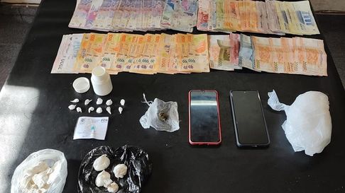 Imagen de la droga y el dinero secuestrado en una vivienda del Sur. Imagen de la droga y el dinero secuestrado en una vivienda del Sur.