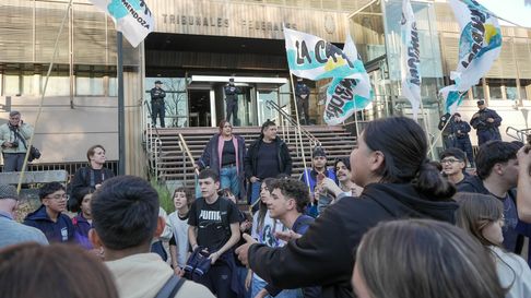 El peronismo de Mendoza se concentró en Tribunales Federales para apoyar a Cristina tras conocerse el fallo de la Corte. El peronismo de Mendoza se concentró en Tribunales Federales para apoyar a Cristina tras conocerse el fallo de la Corte.