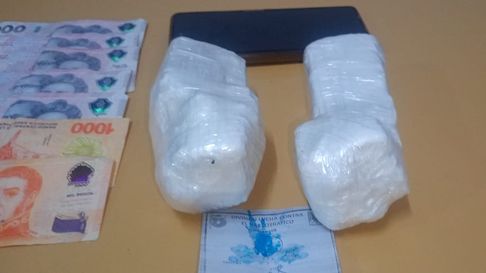 Imagen de los paquetes de droga que llevaba la mujer en su bolso. Imagen de los paquetes de droga que llevaba la mujer en su bolso.