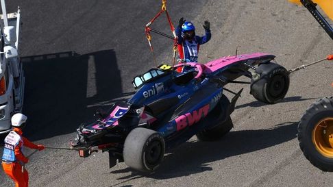 Auxiliares retiran el Alpine de Doohan. Auxiliares retiran el Alpine de Doohan.