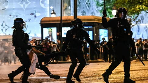Muertos, heridos y detenidos en Francia por los festejos de hinchas del PSG. Muertos, heridos y detenidos en Francia por los festejos de hinchas del PSG.