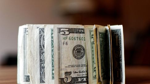 el dolar oficial volvio a cerrar en baja: en cuanto quedo y a que se debe el dolar oficial volvio a cerrar en baja: en cuanto quedo y a que se debe