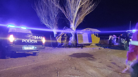 Dos jovenes murieron tras chocar en Lavalle Dos jovenes murieron tras chocar en Lavalle