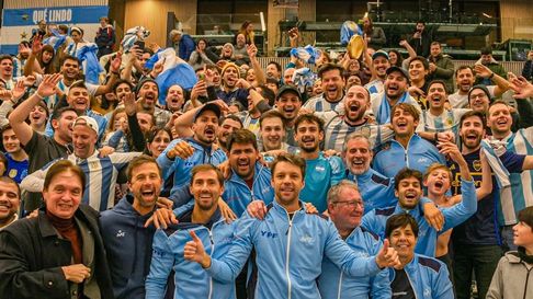 El equipo argentino de Copa Davis celebró junto al público El equipo argentino de Copa Davis celebró junto al público