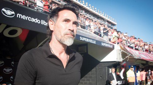 Eduardo Domínguez no respondió preguntas pero se despidió de Estudiantes Eduardo Domínguez no respondió preguntas pero se despidió de Estudiantes