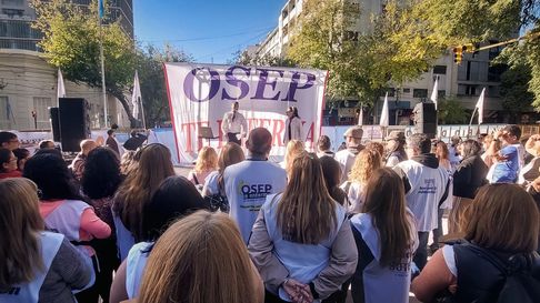El SUTE desplegó un acto de protesta durante el discurso de Cornejo en la Asamblea Legislativa. El SUTE desplegó un acto de protesta durante el discurso de Cornejo en la Asamblea Legislativa.