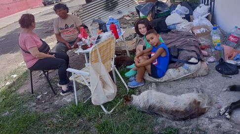 La familia vive ahora en la calle tras el incendio en La Plata. Buscan urgente ayuda para reconstruir su casa La familia vive ahora en la calle tras el incendio en La Plata. Buscan urgente ayuda para reconstruir su casa