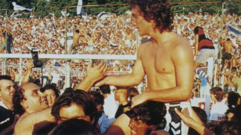 Guillermo Barros Schelotto es llevado en andas tras la conquista de la Copa Centenario con Gimnasia Guillermo Barros Schelotto es llevado en andas tras la conquista de la Copa Centenario con Gimnasia