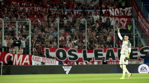 Fernando Muslera, una de las figuras de Estudiantes anoche en Paraguay Fernando Muslera, una de las figuras de Estudiantes anoche en Paraguay