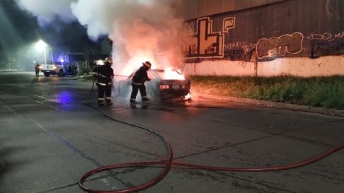 Así trabajaban los bomberos del Cuartel Central para apagar las llamas del vehículo en el barrio El Mondongo de La Plata Así trabajaban los bomberos del Cuartel Central para apagar las llamas del vehículo en el barrio El Mondongo de La Plata