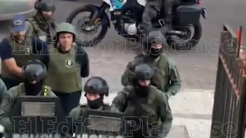 Iván Tobar es indagado por Kreplak en pleno centro platense Iván Tobar es indagado por Kreplak en pleno centro platense