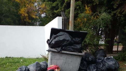 vecinos de gonnet apuntan contra santa barbara por acumulacion de basura vecinos de gonnet apuntan contra santa barbara por acumulacion de basura