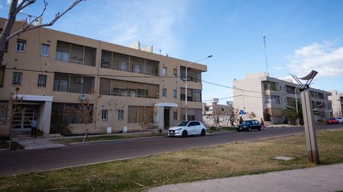 Una vecina del barrio Procrear de Maipú denunció un robo en su vivienda en horas de la tarde y un hombre fue aprehendido. Una vecina del barrio Procrear de Maipú denunció un robo en su vivienda en horas de la tarde y un hombre fue aprehendido.