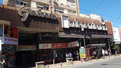 secuestran mas de 40 celulares en una galeria del centro durante controles contra el comercio ilegal secuestran mas de 40 celulares en una galeria del centro durante controles contra el comercio ilegal