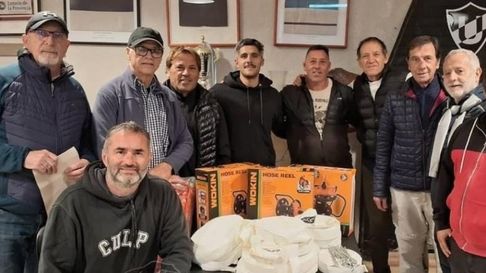 grupo de jugadores de universitario refuerza su apoyo solidario grupo de jugadores de universitario refuerza su apoyo solidario