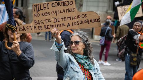 Cientos de jubilados se manifestaron en la ronda 55 contra el ajuste de Javier Milei. Los acompañaron hinchas, asambleístas y gremios. Cientos de jubilados se manifestaron en la ronda 55 contra el ajuste de Javier Milei. Los acompañaron hinchas, asambleístas y gremios.