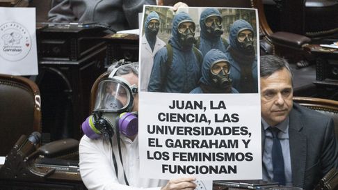 Durante la sesión, Cobos (UCR) compartió un extenso documento en el que criticó duramente el rumbo del Ejecutivo. Durante la sesión, Cobos (UCR) compartió un extenso documento en el que criticó duramente el rumbo del Ejecutivo.