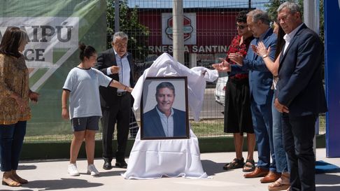 Alfredo Cornejo, Matías Stevanato, Adolfo Bermejo y su familia, en la inauguración de la escuela que lleva el nombre de Alejandro Bermejo. Alfredo Cornejo, Matías Stevanato, Adolfo Bermejo y su familia, en la inauguración de la escuela que lleva el nombre de Alejandro Bermejo.