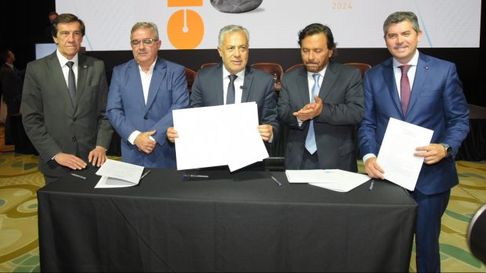Los gobernadores de las provincias de Mendoza, San Juan, Salta, Catamarca y Jujuy, integrantes de la Mesa del Cobre. Los gobernadores de las provincias de Mendoza, San Juan, Salta, Catamarca y Jujuy, integrantes de la Mesa del Cobre.